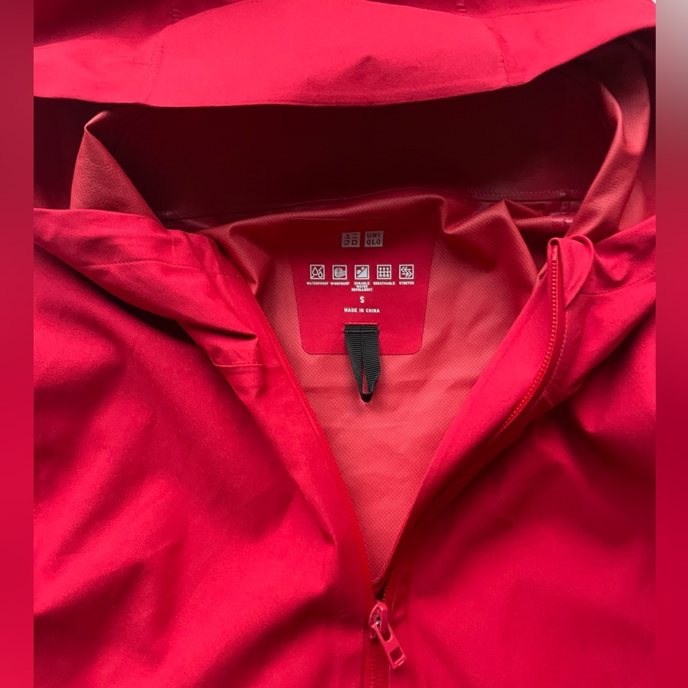 Uniqlo Windproof Water-Repellent
Hooded Jacket Red Hooded Jacket - Picture 4 of 5